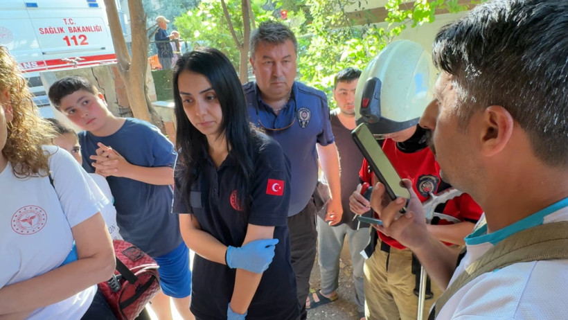 Babası inim inim inledi, o yardıma gelenlere çıkıştı: Kim aradı itfaiyeyi? - Resim : 2