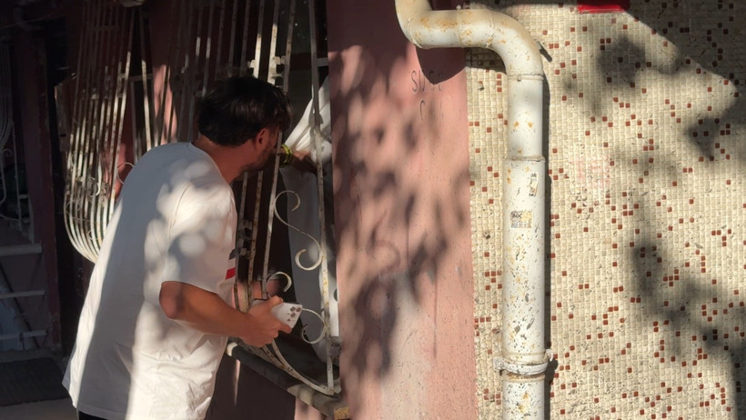 Babası inim inim inledi, o yardıma gelenlere çıkıştı: Kim aradı itfaiyeyi? - Resim : 4