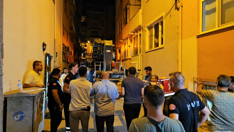 Yalnız yaşadığı evde ölü bulundu: Cenazesi vinçle alındı - Resim : 1