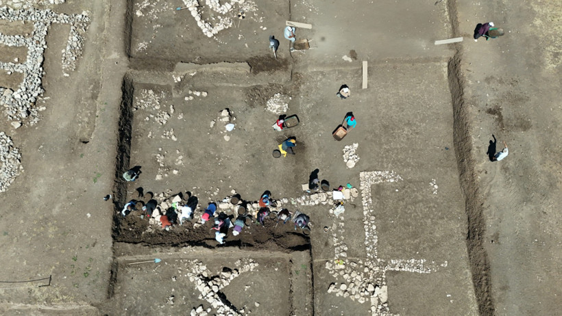 Diyarbakırlı kadınlar, arkeolojik kazılarda buluntu ayıklıyor - Resim : 1