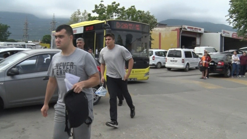 Kahraman şoför YKS'ye geç kalan öğrenciler için kapıları açtırdı - Resim : 1