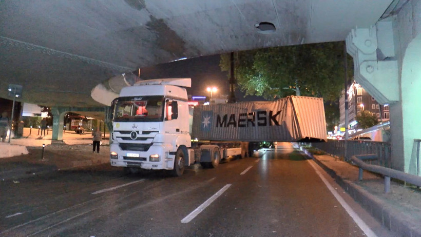 TIR köprüye çarptı, yol trafiğe kapandı - Resim : 1