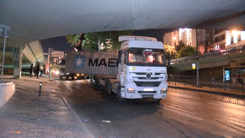 TIR köprüye çarptı, yol trafiğe kapandı - Resim : 2