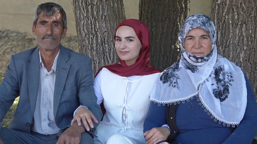 Sınavdan çıkan kızını çiçeklerle karşılaşmıştı: Dünyalar benim oldu - Resim : 2