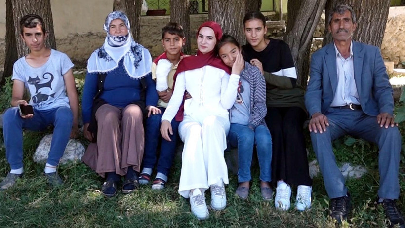 Sınavdan çıkan kızını çiçeklerle karşılaşmıştı: Dünyalar benim oldu - Resim : 1