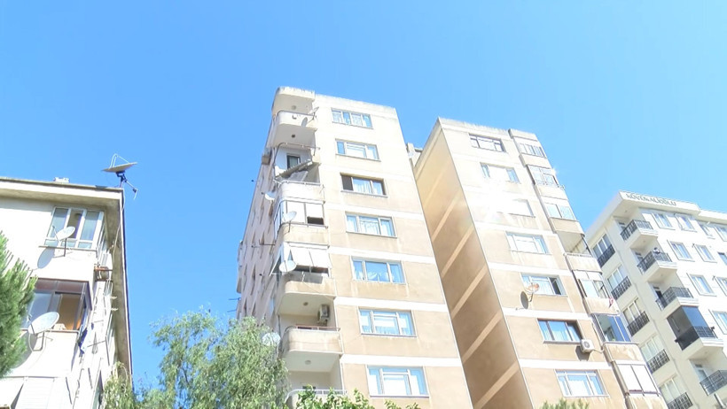 Can pazarı kıl payı atlatıldı: 8. kat balkonu büyük gürültüyle çöktü! - Resim : 1