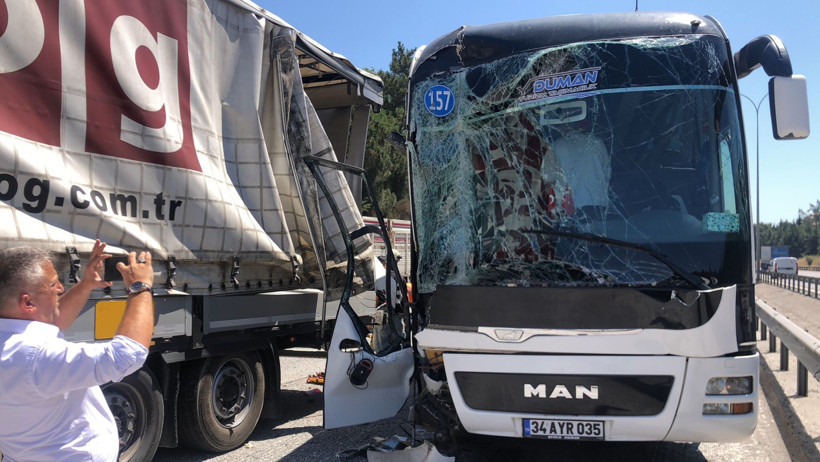 TEM'de feci kaza: Trafik kilitlendi - Resim : 1