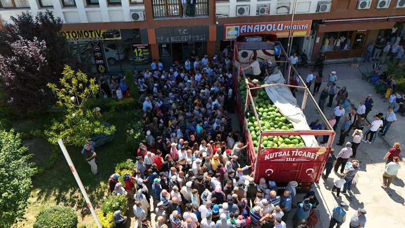 Ücretsiz dağıtılan 26 ton karpuz 45 dakikada bitti - Resim : 1