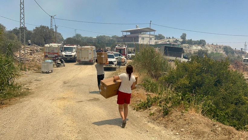 Depremzedelerin son zeytinlikleri yandı, evleri küle döndü - Resim : 1