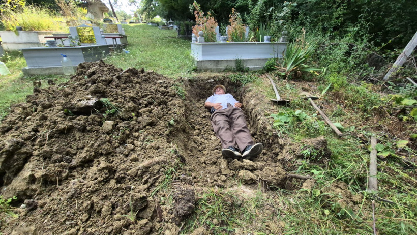 Rüyasında öldüğünü gördü, kendi mezarını kazdı - Resim : 3