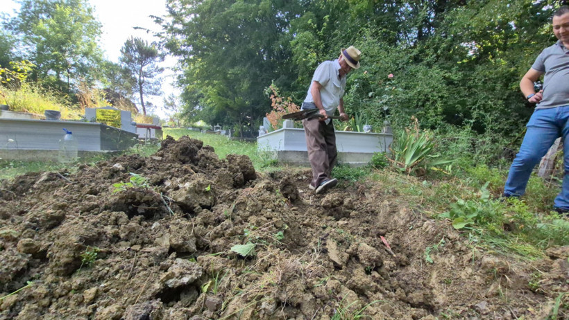 Rüyasında öldüğünü gördü, kendi mezarını kazdı - Resim : 1