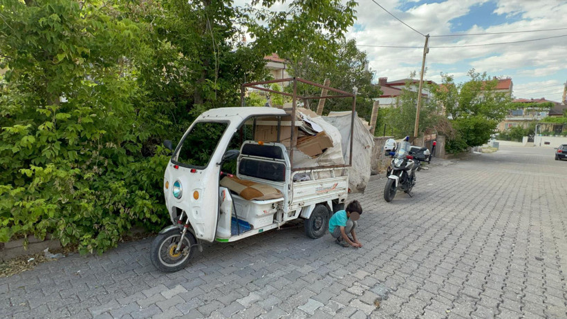 Polise yakalanınca namaza durdu - Resim : 1
