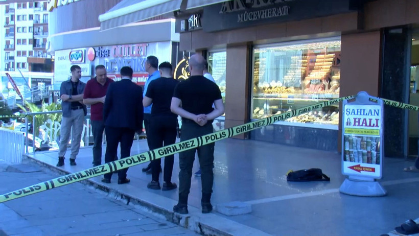 Ümraniye'de soygun girişimi: Kuyumcu ateş açtı, şüpheliler kaçtı - Resim : 1
