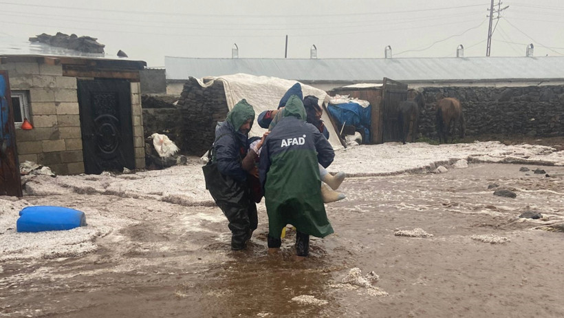 Kars'ta sağanak ve dolu etkili oldu! Ev ahırları su bastı hayvanlar öldü - Resim : 1