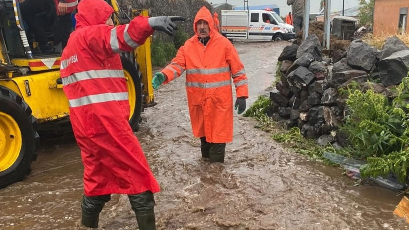 Kars'ta sağanak ve dolu etkili oldu! Ev ahırları su bastı hayvanlar öldü - Resim : 2
