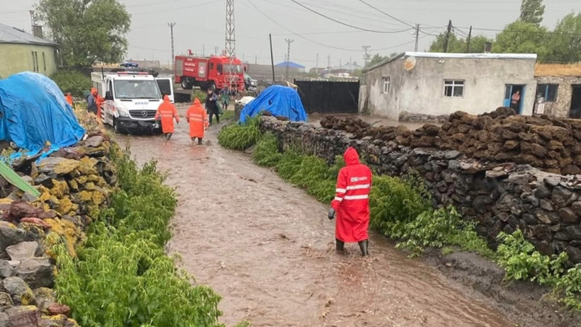 Kars'ta sağanak ve dolu etkili oldu! Ev ahırları su bastı hayvanlar öldü - Resim : 3