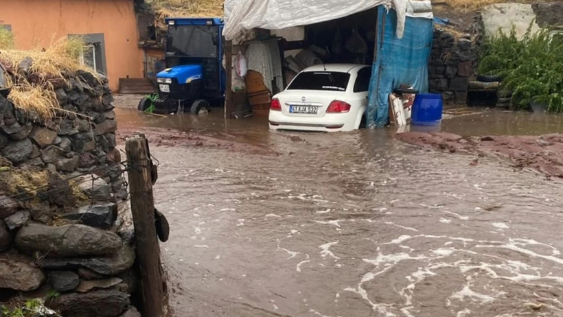 Kars'ta sağanak ve dolu etkili oldu! Ev ahırları su bastı hayvanlar öldü - Resim : 4