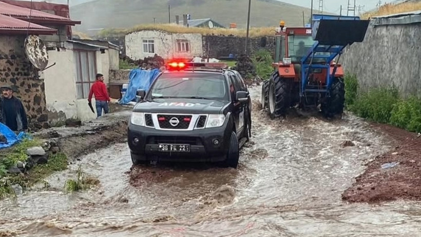 Kars'ta sağanak ve dolu etkili oldu! Ev ahırları su bastı hayvanlar öldü - Resim : 5