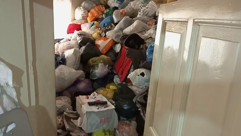 Adım atacak yer kalmamıştı: Evden 6 kamyon çöp çıktı - Resim : 1