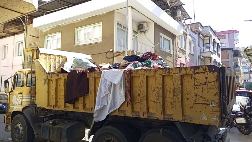 Adım atacak yer kalmamıştı: Evden 6 kamyon çöp çıktı - Resim : 2