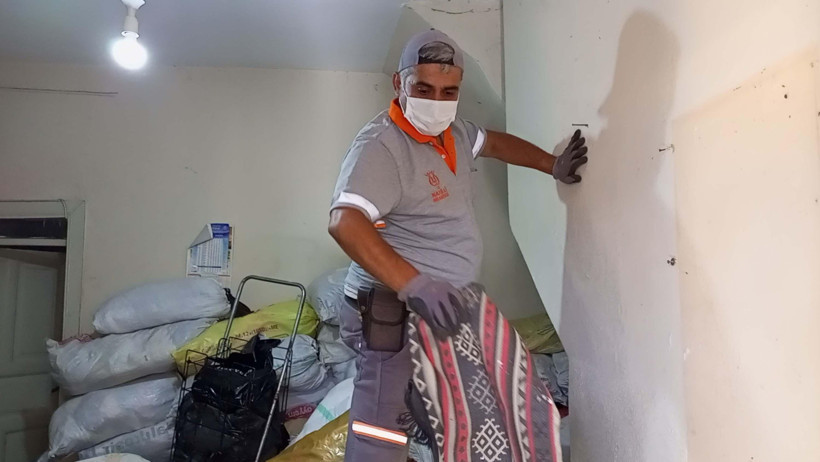 Adım atacak yer kalmamıştı: Evden 6 kamyon çöp çıktı - Resim : 3