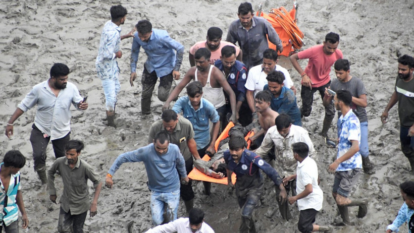 Köprü çöktü: Çok sayıda ölü var - Resim : 1