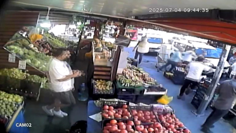 Yıkım sırasında zabıta ile iş yeri sahipleri arasında arbede çıktı - Resim : 1