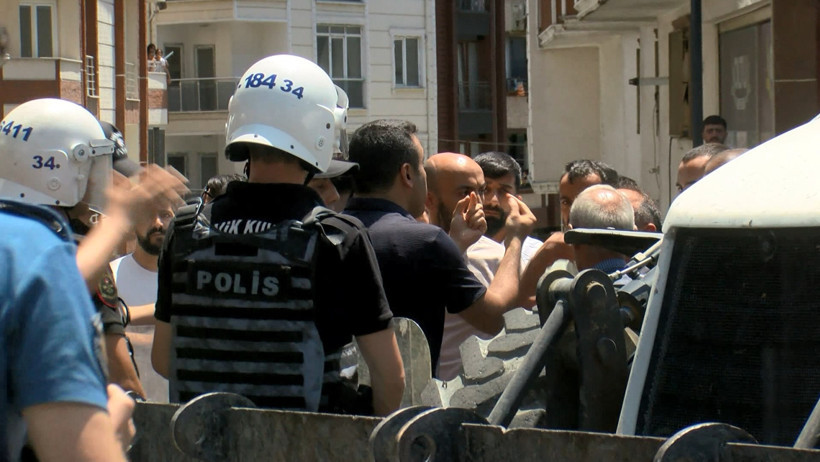 Yıkım sırasında zabıta ile iş yeri sahipleri arasında arbede çıktı - Resim : 2