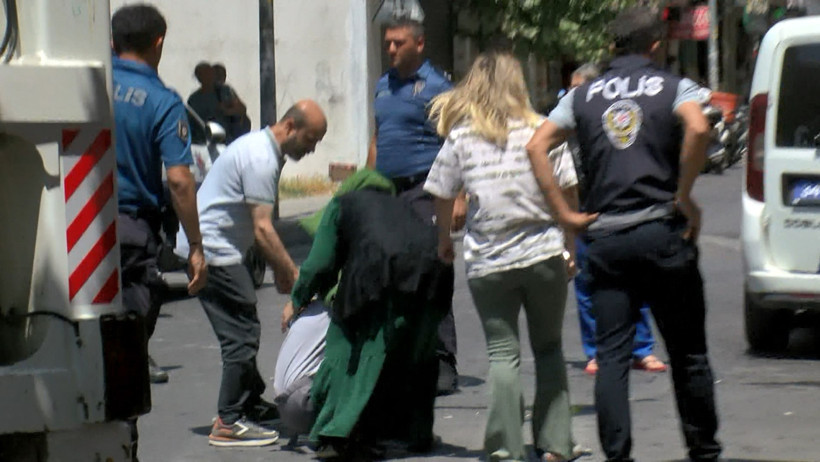 Yıkım sırasında zabıta ile iş yeri sahipleri arasında arbede çıktı - Resim : 3