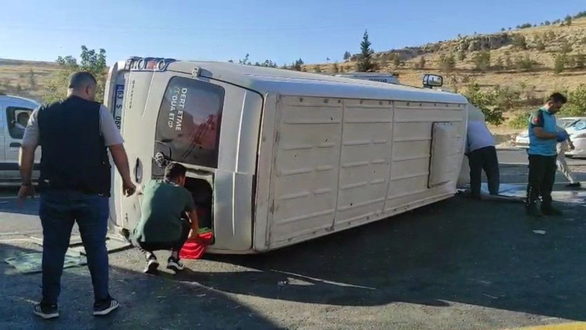 Şanlıurfa'da kaza: Kafa kafaya çarpıştılar, çok sayıda yaralı var - Resim: 1