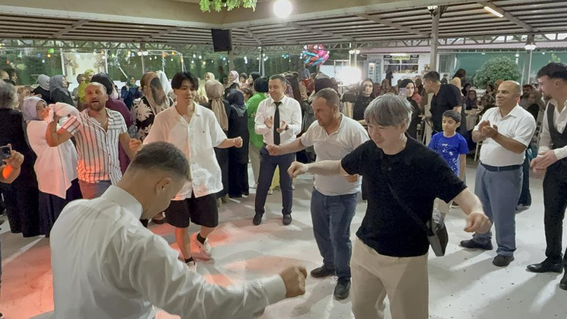 Japonya'dan Düzce'ye gelin geldi: Erik dalı oynayıp horon teptiler - Resim : 1