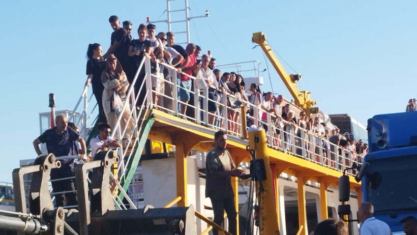 Feribotta korku dolu anlar! 200 yolcu tahliye ediliyor - Resim : 7