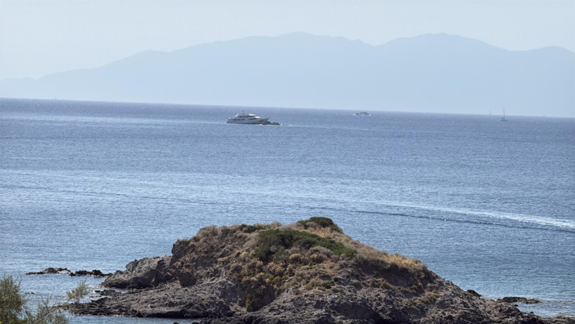 39 metrelik lüks yat kayalıklara çarptı - Resim : 1
