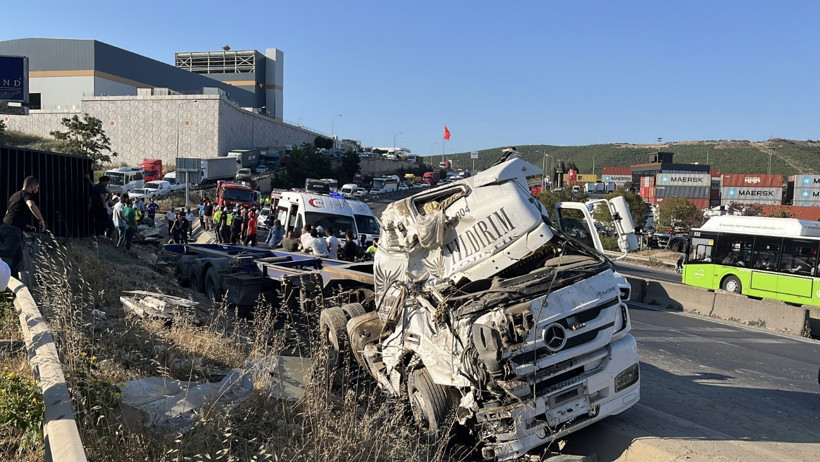 Kocaeli’de iki otomobil ve TIR çarpıştı: 5 ölü, 1 yaralı - Resim : 3