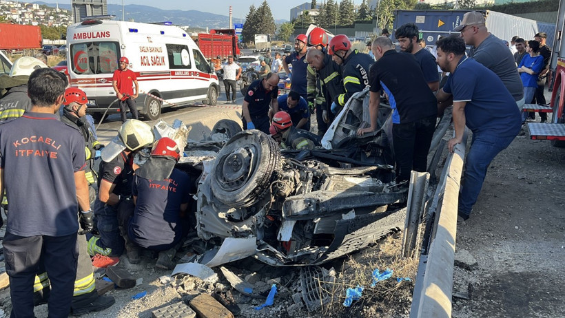 Kocaeli’de iki otomobil ve TIR çarpıştı: 5 ölü, 1 yaralı - Resim : 4