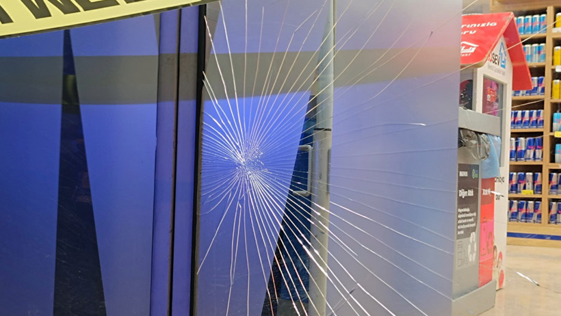 Markette kasa sırası tartışması! Biri çocuk iki kişiyi vurdu - Resim : 1