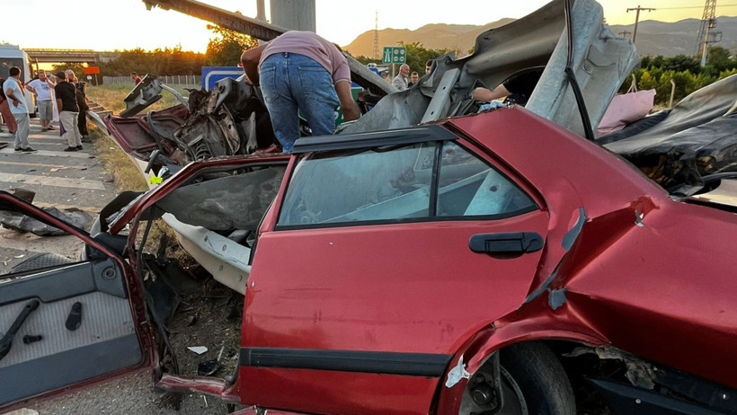 Bariyerlere çarpan otomobil parçalandı - Resim : 1