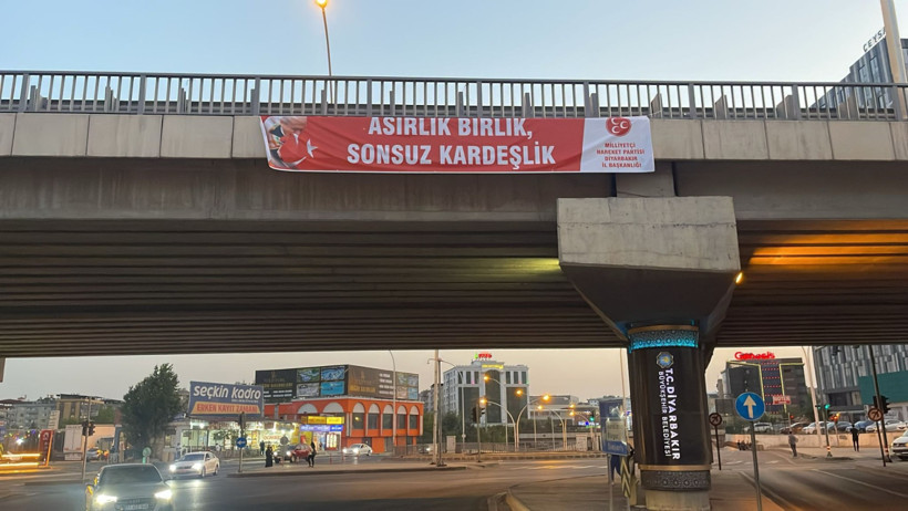 Diyarbakır surlarına MHP bayrağı asıldı - Resim : 1