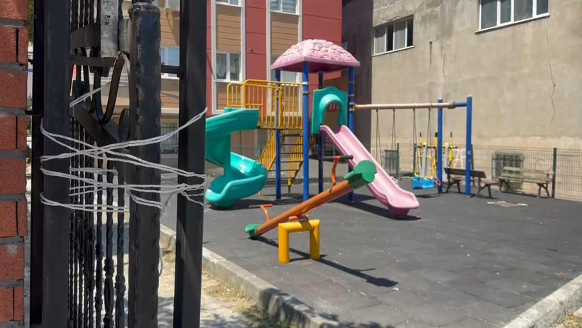 Bu nasıl önlem? Eymen’in ölümüne neden olan kapıyı iple bağladılar! - Resim : 1