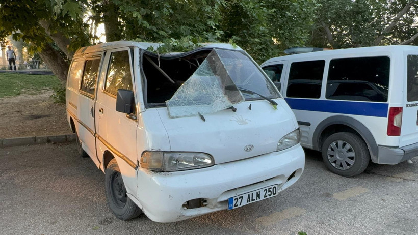 Ne olduğunu anlayamadılar: Piknik yaparken ağaç üzerlerine devrildi - Resim : 1