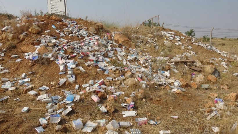 Yüzlerce kutu kullanılmamış ilaç yol kenarına saçıldı - Resim : 1