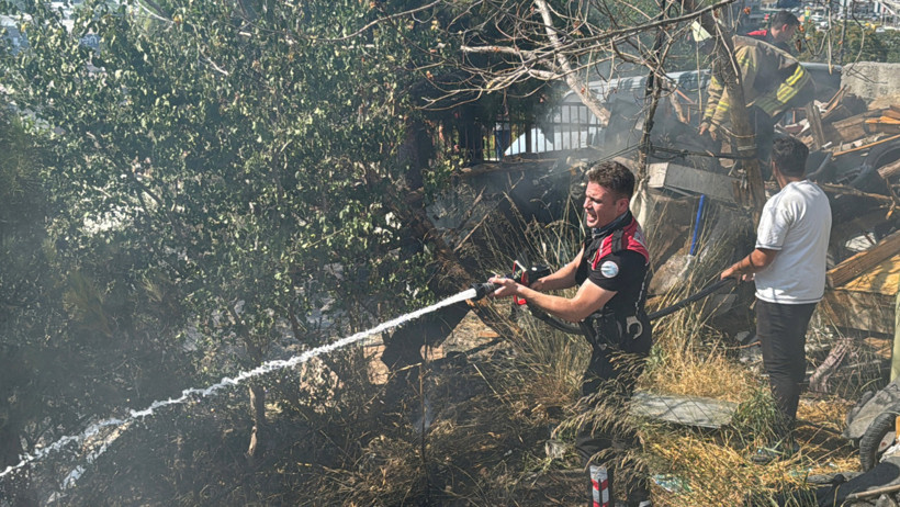 İstanbul'da korkutan yangın! Polis hortumla, vatandaş damacanayla su döktü - Resim : 2