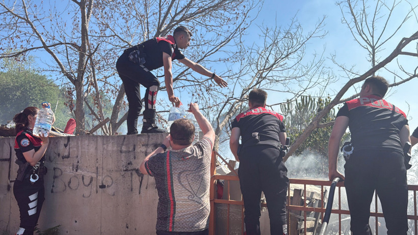İstanbul'da korkutan yangın! Polis hortumla, vatandaş damacanayla su döktü - Resim : 3