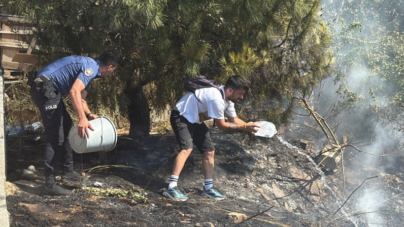 İstanbul'da korkutan yangın! Polis hortumla, vatandaş damacanayla su döktü - Resim : 4