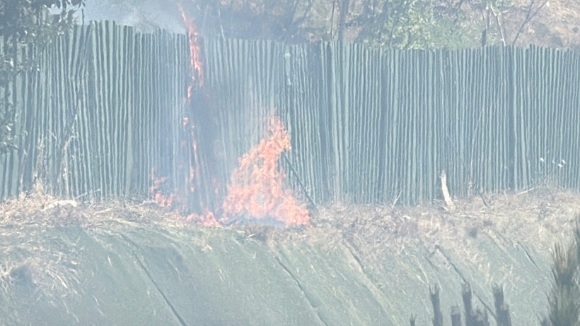 İstanbul'da korkutan yangın! Polis hortumla, vatandaş damacanayla su döktü - Resim : 1