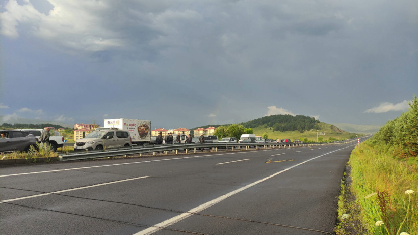 Tır kaydı, yol kapandı, araç kuyruğu 4 kilometreyi aştı - Resim : 1