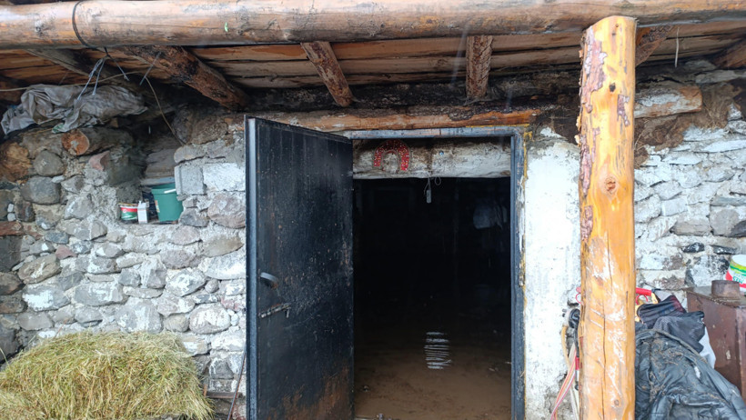 Göle'de bir saatlik yağış felakete yol açtı: Köyü sel bastı, evler suyla doldu - Resim : 1