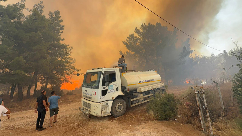 Antalya'da 4 ilçede orman yangını: Evler tahliye edildi - Resim : 1