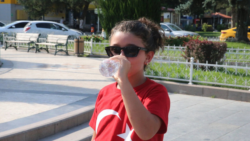 Türkiye kavruluyor! Sıcak havaya karşı kafaya karton kutu - Resim : 4