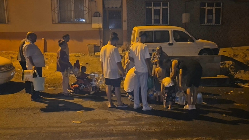 Susuzluk isyanı! Bidonlarla sokağa döküldüler - Resim : 1